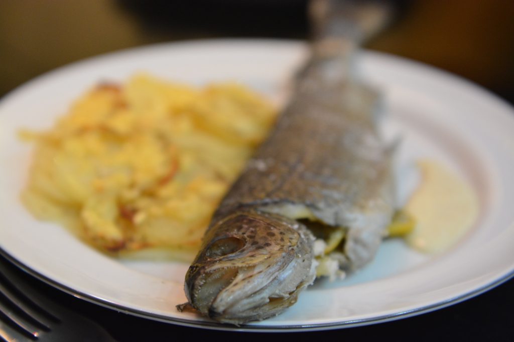 Obiady rybki pstrąg pieczony w skorupie solnej5