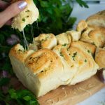 Chleb rwany z nadzieniem ziołowo-czosnkowym