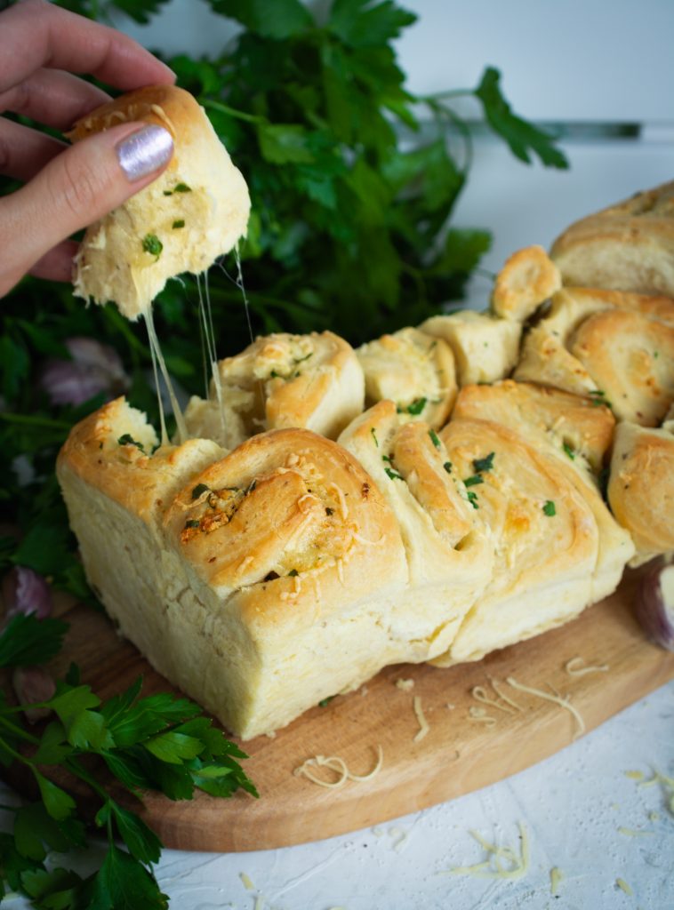 Chleb rwany z nadzieniem ziołowo-czosnkowym