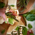 Naleśniki orkiszowe ze szparagami i serem halloumi
