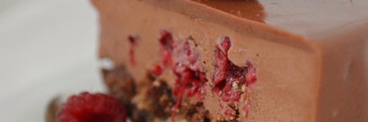 Czekoladowo malinowy tort z glazurą