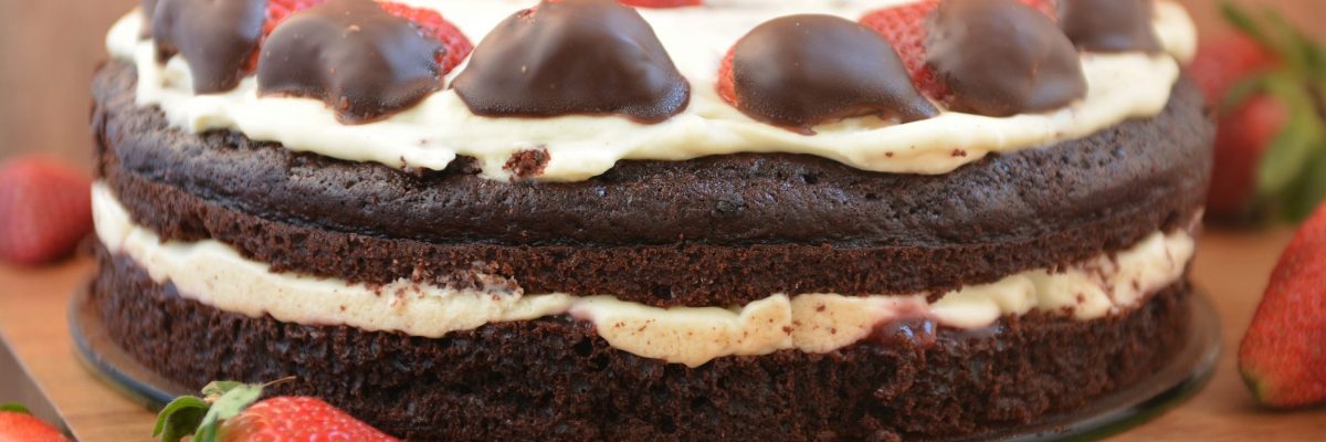 Tort czekoladowy z mascarpone i truskawkami