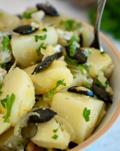 Góralska sałatka z ziemniakami w mundurkach i serem pleśniowym