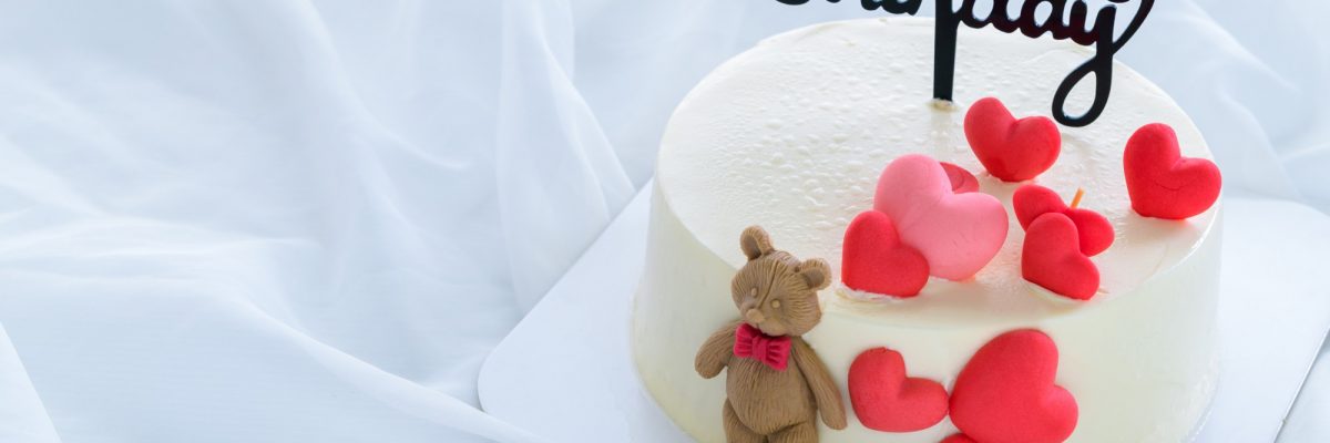 Toppery na tort, czyli prosty sposób na piękne dekoracje wypieków – poznaj ich zalety