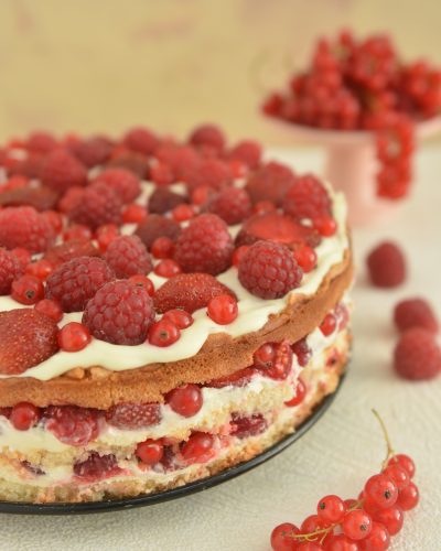 tort Biała czekolada z czerwonymi owocami lata